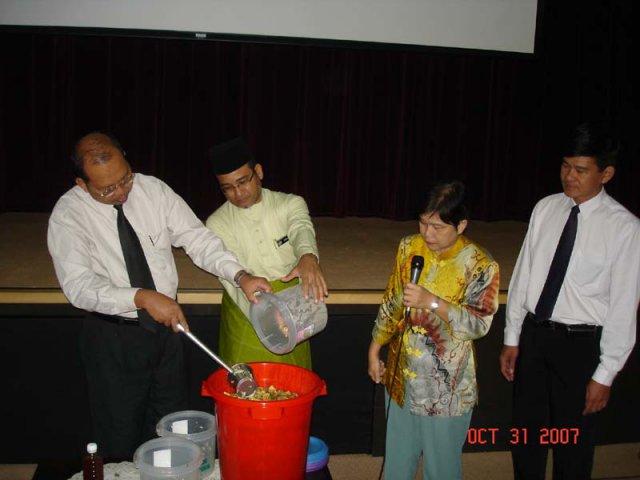 Encik Farizan B. Darus Yang Dipertua MPSP menunjukkan kaedah membuat EM pada 31 Okt. 2007